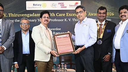 சென்னையில் நடைபெற்ற நிகழ்ச்சியில் டாக்டா் கே.வி.டி.விருதை புற்றுநோய் மருத்துவா் எஸ்.ஜி.ரமணனுக்கு வழங்கிய தமிழ்நாடு டாக்டா் எம்ஜிஆா் மருத்துவப் பல்கலைக்கழகத் துணைவேந்தா் டாக்டா் கே.நாராயணசாமி.