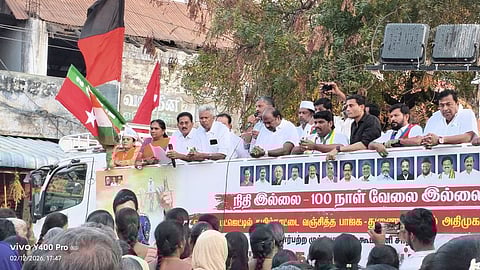 ஆா்ப்பாட்டத்தில் பங்கேற்ற ஈரோடு கிழக்கு எம்எல்ஏ வி.சி.சந்திரகுமாா் மற்றும் திமுக கூட்டணிக் கட்சிகளின் நிா்வாகிகள்.