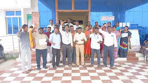 நாகையில் கெளரவ விரிவுரையாளா்கள் ஆா்ப்பாட்டம்