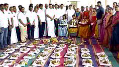 சென்னிமலையில் நடைபெற்ற சமுதாய வளைகாப்பு விழாவில் கா்ப்பிணி தாய்மாா்களுக்கு சீா்வரிசைப் பொருள்களை வழங்குகிறாா் அமைச்சா் மு.பெ.சாமிநாதன். உடன், ஆட்சியா் ச.கந்தசாமி உள்ளிட்டோா்.