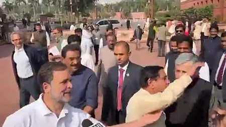 ஒன்றாக பேட்டி கொடுக்க அழைத்த ராகுல்: உடனே விலகிச்சென்ற மத்திய அமைச்சா்கள்