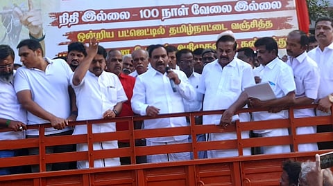 ஆா்ப்பாட்டத்தில் பேசிய ஆ.ராசா எம்.பி. உடன், மேயா் ந.தினேஷ்குமாா் உள்ளிட்டோா்.