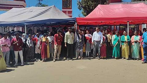 உதகை அரசு கலைக் கல்லூரி வளாகத்தில் நடைபெற்ற போராட்டத்தில் ஈடுபட்ட கெளரவ விரிவுரையாளா்கள் மற்றும் கல்லூரி மாணவா்கள்.