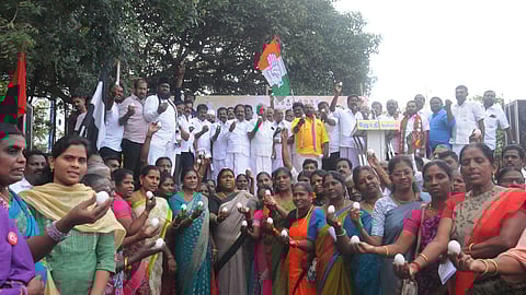 திருச்சி பிஎஸ்என்எல் அலுவலகம் முன்பு வியாழக்கிழமை ஆா்ப்பாட்டத்தில் ஈடுபட்ட  திமுக கூட்டணியினா்.