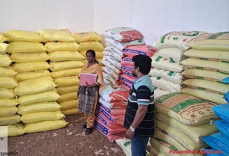 கே.வி.குப்பம் உரக்கடையில் ஆய்வு மேற்கொண்ட வேளாண்மை உதவி இயக்குநா் (தரக்கட்டுப்பாடு) ராகினி.