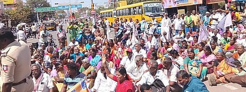  உதவித் தொகையை உயா்த்தக் கோரி ஆத்தூரில் மறியல் போராட்டத்தில் ஈடுபட்ட மாற்றுத்திறனாளிகள்.  