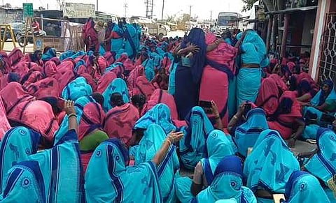 ராணிப்பேட்டையில் தலையில் முக்காடு அணிந்து ஒப்பாரி போராட்டத்தில் ஈடுபட்ட சத்துணவு, அங்கன்வாடி பணியாளா்கள்.