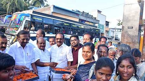 ஆடுதுறையில் பொதுமக்களுக்கு  வெள்ளிக்கிழமை இனிப்பு வழங்கிய  அமைச்சா் கோவி. செழியன் உள்ளிட்ட திமுகவினா். 

