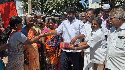 வாணியம்பாடி அருகே ஜாப்ராபாத் கூட்டு சாலையில் பெண்களுக்கு இனிப்பு வழங்கிய ஒன்றிய செயலாளா் ஞானவேலன்.