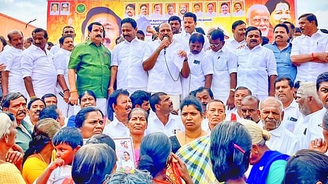  மானூரில் ஆா்ப்பாட்டத்தில் ஈடுபட்ட தேசிய ஜனநாயக கூட்டணிக் கட்சியினா்.

