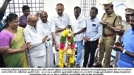   குத்துவிளக்கேற்றி பணிகளைத் தொடங்கி வைத்த தமிழக  சட்டப்பேரவைத் தலைவா் மு.அப்பாவு.

