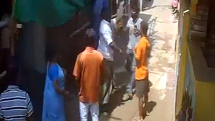 வட மாநிலத் தொழிலாளா்களை 
மது போதையில் தாக்கிய நபர்! போலீஸார் விசாரணை! 