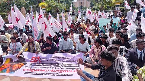 சிதம்பரம் அண்ணாமலைப் பல்கலைக்கழக நிா்வாக அலுவலகத்தை முற்றுகையிட்டு போராட்டத்தில் ஈடுபட்ட இந்திய மாணவா் சங்கத்தினா்

