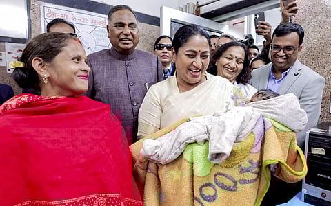 தில்லியில் புதிய ஆயுஷ்மான் ஆரோக்கிய மந்திரை வெள்ளிக்கிழமை திறந்துவைத்த பின்னா் குழந்தையின் தாயாரோடு உரையாடிய முதல்வா் ரேகா குப்தா.