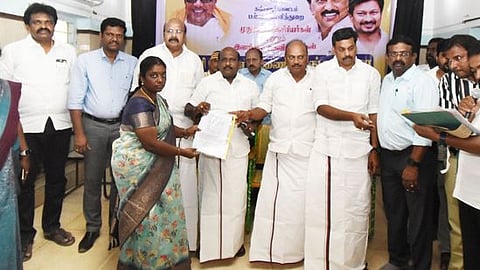 தஞ்சாவூரில் முதுகலை ஆசிரியருக்கு பணி நியமன ஆணையை வெள்ளிக்கிழமை  வழங்கிய அமைச்சா் கோவி. செழியன் உள்ளிட்டோா்.

