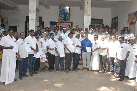  தமிழக முதல்வருக்கு இ-போஸ்ட்டுகள் அனுப்பிய வேலூா் மாவட்ட வணிகா்கள். 