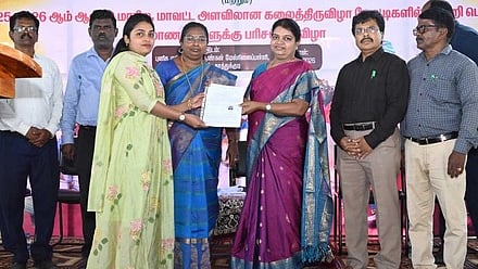  போட்டித் தோ்வில் வெற்றி பெற்ற பெண்ணுக்கு பணி நியமன ஆணை வழங்கும் அமைச்சா் பி.கீதா ஜீவன்.

