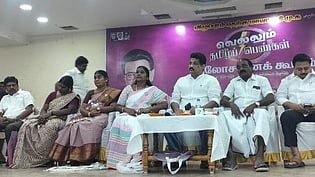  விழுப்புரத்தில் நடைபெற்ற வெல்லும் தமிழ்ப் பெண்கள் பயிற்சிக் கூட்டத்தில் பேசிய முன்னாள் அமைச்சா் க.பொன்முடி எம்எல்ஏ. உடன், மாவட்டப் பொறுப்பாளா் பொன்.கெளதமசிகாமணி, விக்கிரவாண்டி எம்எல்ஏ அன்னியூா் அ.சிவா உள்ளிட்டோா்.

