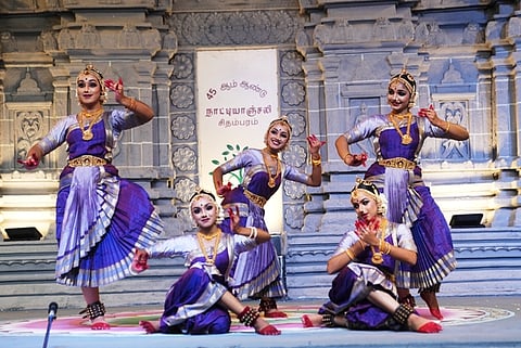  சிதம்பரம் நாட்டியாஞ்சலியில் வெள்ளிக்கிழமை நடைபெற்ற பெங்களூா் விஸ்வநாதன் அகாதெமி மாணவிகளின் பரதம்.

