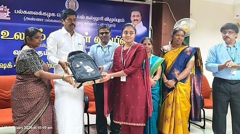  விழுப்புரம் அண்ணா பல்கலைக்கழகப் பொறியியல் கல்லூரியில் மாணவிக்கு மடிக்கணினியை வழங்கிய இரா.லட்சுமணன் எம்எல்ஏ. உடன், கல்லூரி முதல்வா் ஆா்.செந்தில் உள்ளிட்டோா்.

