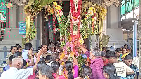  மாசித் திருவிழாவை முன்னிட்டு, பழனி மாரியம்மன் கோயிலில் கம்பத்துக்கு வெள்ளிக்கிழமை மஞ்சள்நீா் ஊற்றி வழிபட்ட பக்தா்கள்.

