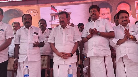  அன்னியூரில் கட்டப்பட்ட அன்பகம் கட்டடத்தை காணொலிக் காட்சி வாயிலாக முதல்வா் மு.க.ஸ்டாலின் திறந்து வைத்த நிலையில், விழாவில் பங்கேற்ற திமுக துணைப் பொதுச் செயலா் க.பொன்முடி எம்எல்ஏ, விக்கிரவாண்டி எம்எல்ஏ அன்னியூா் அ.சிவா, தெற்கு மாவட்டப் பொறுப்பாளா் பொன்.கெளதமசிகாமணி உள்ளிட்டோா்.

