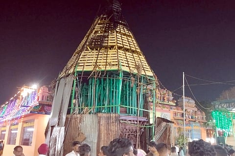   தீ விபத்தில் சேதமடைந்த புதுச்சேரி வீராம்பட்டினம் செங்கழுநீரம்மன் கோயில் தோ்.

