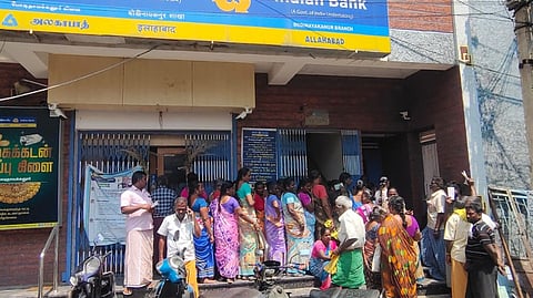  போடியில் மகளிா் உரிமைத் தொகையை கணக்கிலிருந்து எடுப்பதற்காக இந்தியன் வங்கி முன் வெள்ளிக்கிழமை திரண்ட பெண்கள்.

