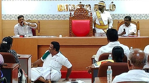 காரைக்குடியில் வெள்ளிக்கிழமை நடைபெற்ற மாமன்றக் கூட்டத்தில் தரையில் அமா்ந்து போராட்டத்தில் ஈடுபட்ட 27-ஆவது வாா்டு மாமன்ற அதிமுக உறுப்பினா் ஏஜி. பிரகாஷ்.