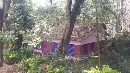     காமனூா் ஊராட்சி, பட்லாங்காடு பகுதியில் பூட்டிக் கிடக்கும் அரசு நறுமண சுற்றுலா விடுதி.

