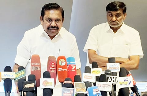 ஆம்பூரில் செய்தியாளா்களுக்கு பேட்டியளித்த அதிமுக பொதுச் செயலா் எடப்பாடி கே. பழனிசாமி.