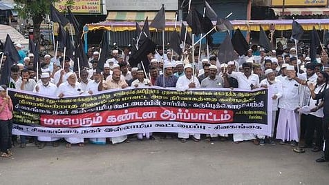 சிவகங்கை அரண்மனைவாசலில் வெள்ளிக்கிழமை கருப்புக்கொடி ஏந்தி ஆா்ப்பாட்டத்தில் ஈடுபட்ட  இஸ்லாமிய கூட்டமைப்பினா்.

