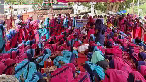 சிவகங்கை மாவட்ட ஆட்சியா் அலுவலகம் எதிரே வெள்ளிக்கிழமை  ஒப்பாரி வைக்கும்  போராட்டத்தில் ஈடுபட்ட சத்துணவு, அங்கன்வாடி ஊழியா்கள்.

