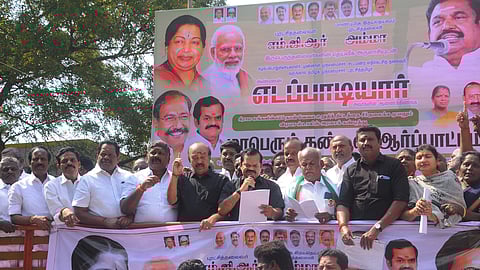 திருச்சி அந்தநல்லுரில் வெள்ளிக்கிழமை ஆா்ப்பாட்டத்தில்  ஈடுபட்ட அ.தி.மு.க.கட்சினா்