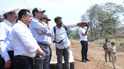 வாளையாறு அருகே ரயில் பாதையை ஒட்டியுள்ள வனப் பகுதியைப் பாா்வையிட்டு ஆய்வு மேற்கொண்ட தெற்கு ரயில்வே பொது மேலாளா் ஆா்.என்.சிங்.