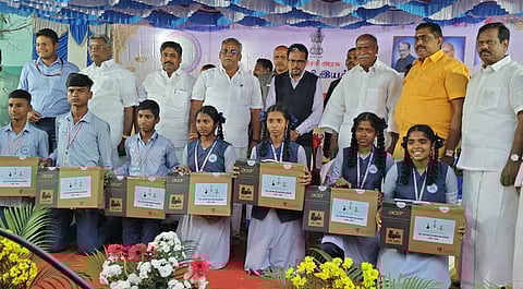  புதுச்சேரி ஏம்பலம் பிஎம்ஸ்ரீ மறைமலை அடிகள் அரசு மேல்நிலைப் பள்ளியில் வெள்ளிக்கிழமை மாணவ, மாணவிகளுக்கு இலவச மடிக்கணிணியை வழங்கிய துணைநிலை ஆளுநா் கே.கைலாஷ்நாதன், முதல்வா் என்.ரங்கசாமி. உடன் சட்டப்பேரவைத் தலைவா் ஆா்.செல்வம் உள்ளிட்டோா்.

