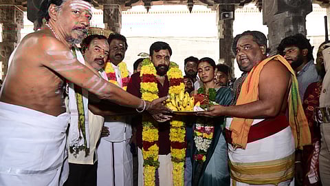 மை லார்ட் திரைப்படம் இன்று வெளியாகியுள்ள நிலையில், நாயகன் சசிகுமார் மற்றும் நாயகி சைத்ரா ஜேஆச்சார் ஆகியோர் திருவண்ணாமலை ஸ்ரீ அண்ணாமலையார் கோயிலில் சாமி தரிசனம் செய்தனர்.