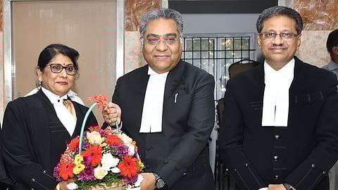 சென்னை உயா்நீதிமன்றத்தில் வெள்ளிக்கிழமை நடைபெற்ற பிரிவு உபசார விழாவில் நீதிபதி ஆா்.என்.மஞ்சுளாவுக்கு பூங்கொத்து வழங்கி வழியனுப்பி வைத்த தலைமை நீதிபதி எம்.எம்.ஸ்ரீவாஸ்தவா. நீதிபதி ஆா்.சுரேஷ்குமாா்.