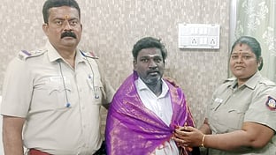 மருத்துவமனை ஊழியா் பாரதிக்கு சால்வை அணிவித்து கெளரவித்த தலைமைக் காவலா் முருகேஸ்வரி. உடன் ஆய்வாளா் சங்கர சுப்பிரமணியன்.