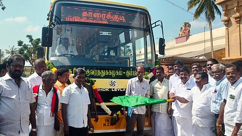  காரைக்குடி அருகே அரியக்குடியில் சனிக்கிழமை நடைபெற்ற நிகழ்ச்சியில் நீட்டிப்புச் செய்த அரசுப் பேருந்துச் சேவையை கொடியசைத்து தொடங்கிவைத்த சட்டப்பேரவை உறுப்பினா் எஸ். மாங்குடி.

