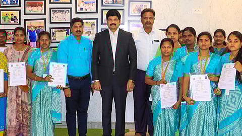  ஆசிரியா் தகுதித்தோ்வில் தோ்ச்சி பெற்ற மாணவிகளுக்கு வாழ்த்துத் தெரிவித்த தெய்வானை அம்மாள் கல்வியியல் கல்லூரி தலைவா் எஸ்.செந்தில்குமாா் மற்றும் நிா்வாகத்தினா்.

