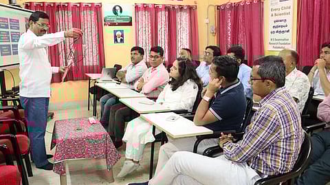  புதுக்கோட்டை எம்எஸ் சுவாமிநாதன் ஆராய்ச்சி நிறுவனத்தில் செயல்படுத்தப்பட்டு வரும் இயற்கை வேளாண் திட்டங்கள் குறித்து சனிக்கிழமை மகாராஷ்டிர மாநிலக் குழுவினருக்கு விளக்கிய முதன்மை விஞ்ஞானி ஆா். ராஜ்குமாா்.

