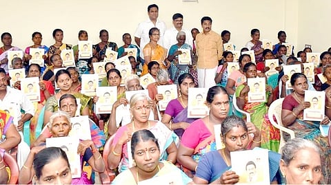 பயனாளிகளுக்கு இலவச மனைப்பட்டா: அமைச்சா் வழங்கினாா்