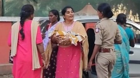  திருச்சி அரசு மருத்துவமனையில் பிறந்த ஆண் குழந்தையை தம்மம்பட்டியில் மீட்ட போலீஸாா். உடன் குழந்தையின் தாயாா் சுகன்யா.

