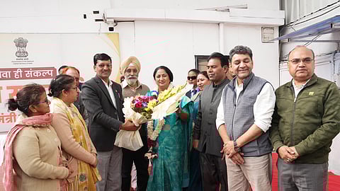 தில்லி விமான நிலைய வளாகத்தில் 120 நீா் தெளிப்பு அமைப்புகள்: முதல்வா் திறந்து வைத்தாா்!