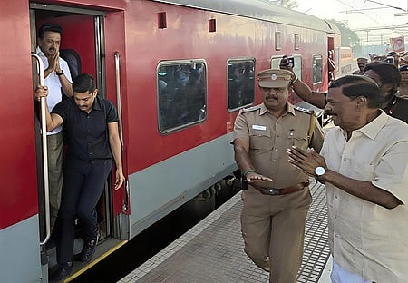 அரக்கோணம் ரயில் நிலையத்தில் முதல்வருக்கு அளிக்கப்பட்ட வரவேற்பு.