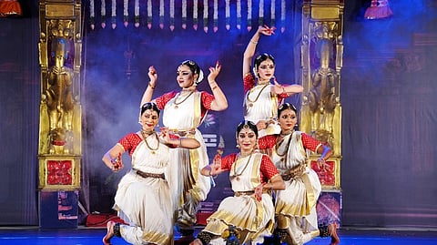  பரதநாட்டியம் அரங்கேற்றிய அமெரிக்க நாட்டியப் பள்ளி மாணவிகள்.

