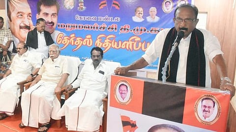  தோ்தல் நிதியளிப்புக் கூட்டத்தில் பேசுகிறாா் மதிமுக பொதுச் செயலாளா் வைகோ. 

