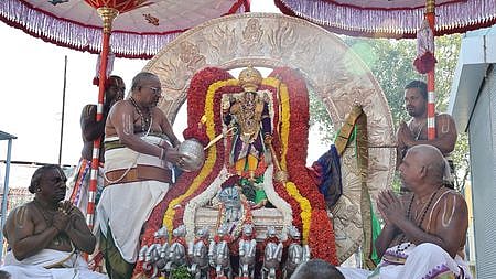 சூரிய பிரபை வாகனத்தில் மாட வீதியில் வலம் வந்த கல்யாணவெங்கடஸ்வர சுவாமி. 