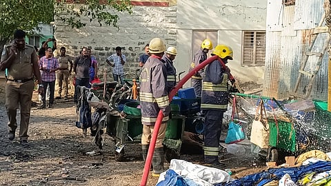 மா்ம பொருள் வெடித்த நீதிமன்ற வளாகத்தில் தீயை அணைக்கும் பணியில்  ஈடுபட்ட தீணைப்புத் துறையினா்.